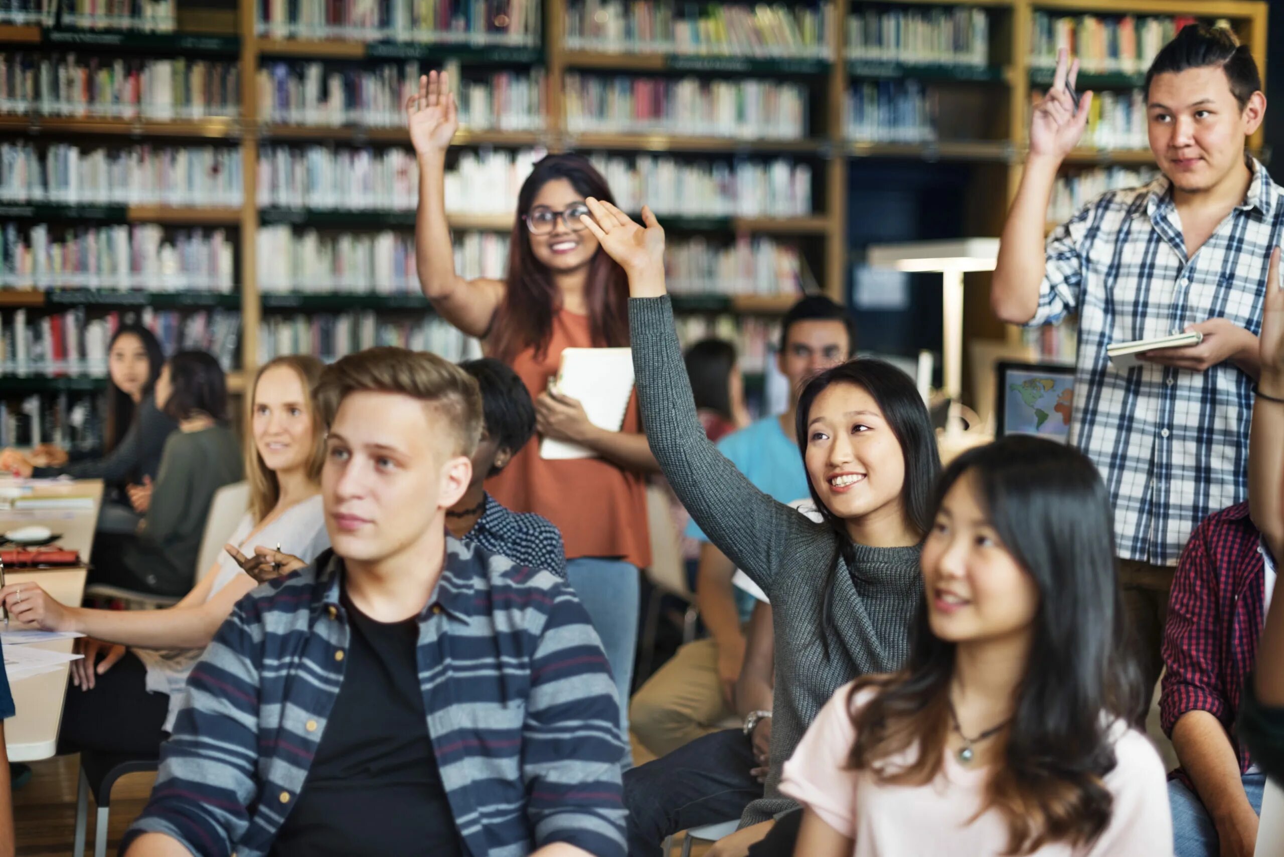 The students are the lecture. Американские студенты. Фотосессия студентов. Американские студенты в библиотеке. Студенты американцы.