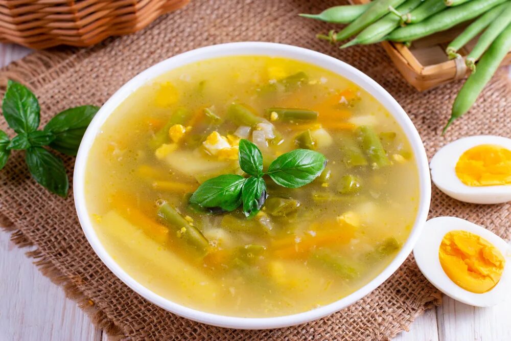 Суп со стручковой фасолью и курицей. Суп овощной с зеленой фасолью. гороховый суп с стручковой фасолью. суп со стручковым горохом. суп из зеленой фасоли стручковая с яйцом.