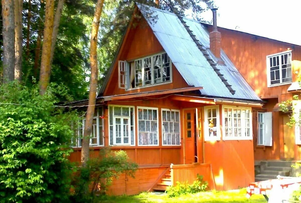 Красивые дачные домики. Красивая дача. На даче. Частный дом в деревне. Дачный домик на склоне.