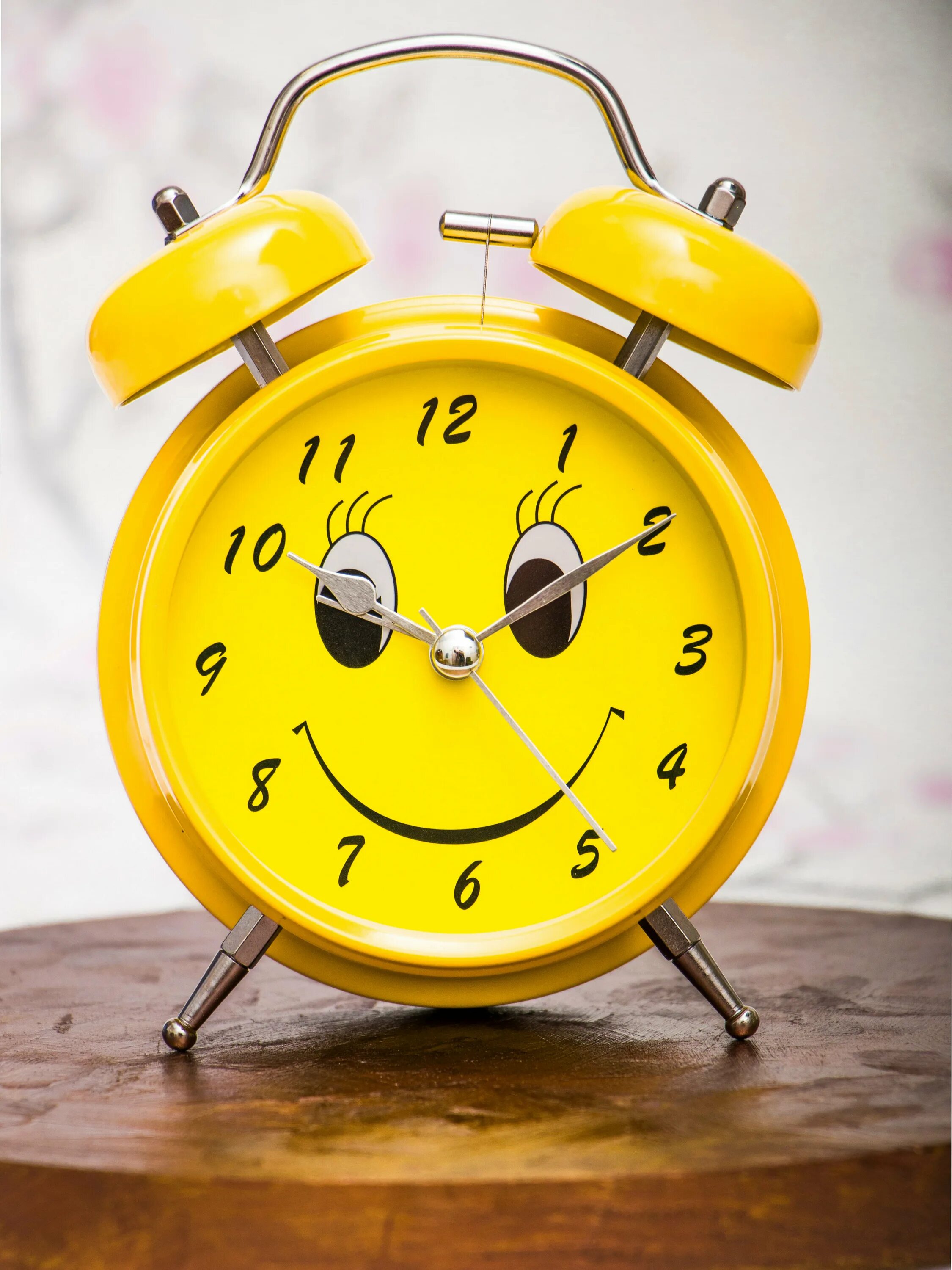 Будильник. Звонок на будильник прикольный. Звенящий будильник. Будильник для детей. Необычные часы будильник.