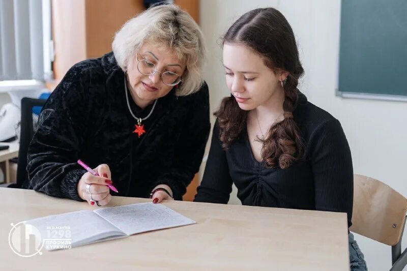Преподаватель экзамен. Преподаватель экзамен. Устный экзамен в вузе. Преподаватель егэ. Преподаватель на экзамене.