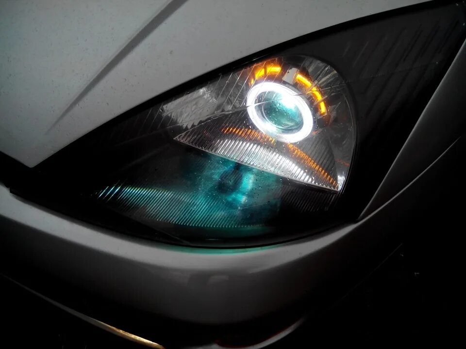 Фара фф1. Фара фф1 американец. Фары devil eyes ford focus. Форд фокус 1 рестайлинг черные фары. Фары для ford focus 1 линза.