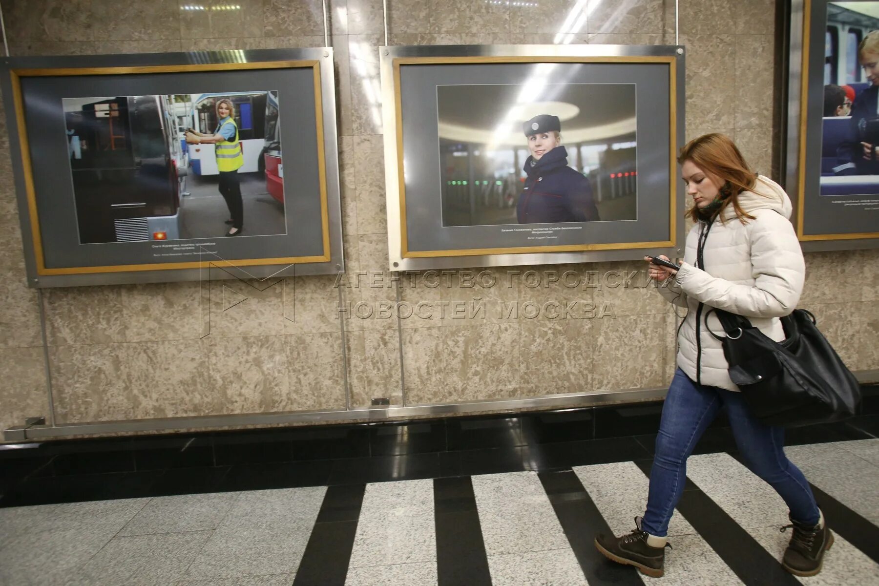 Женщина на выставке. Проект третьяковки и метрополитена. Выставка женщины москвы. Вднх женщина ар деко выставка. Выставка облаченная в роскошь женщина ар-деко.