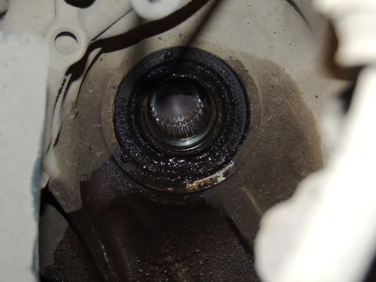 Как снять левый сальник Replacing front wheel drives Renault Logan