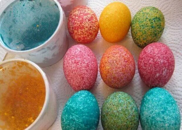 Как красить яйца пищевым красителем. Красим яйца пищевыми красителями. Окрашивание яиц пищевыми красителями. Окрашивание яиц на Пасху в рисе. Красивые крашенные яйца.