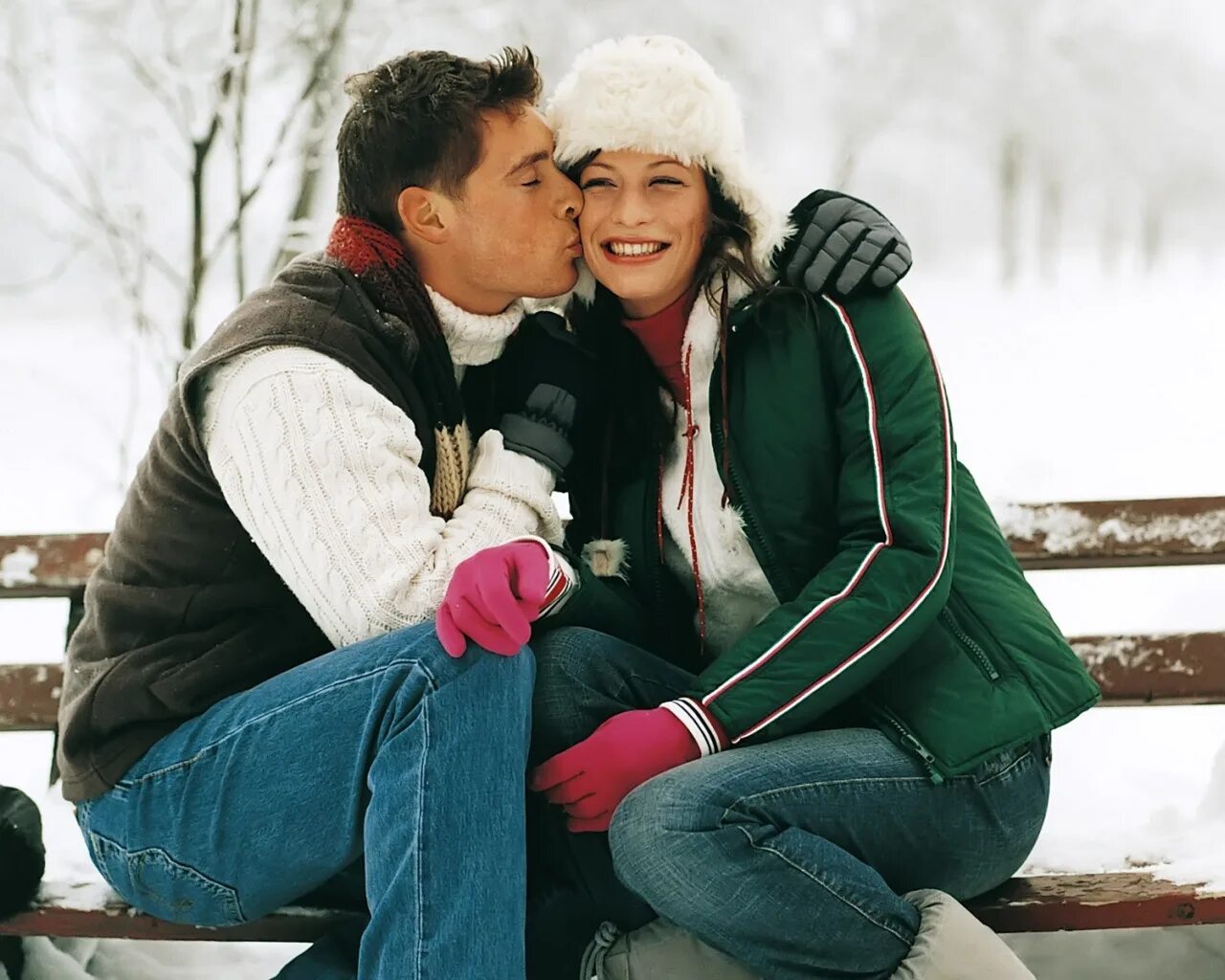 Парень с девушкой на санках. Молодой снег. Молодой снег. Человеку холодно. Канадский ребенок зимой.