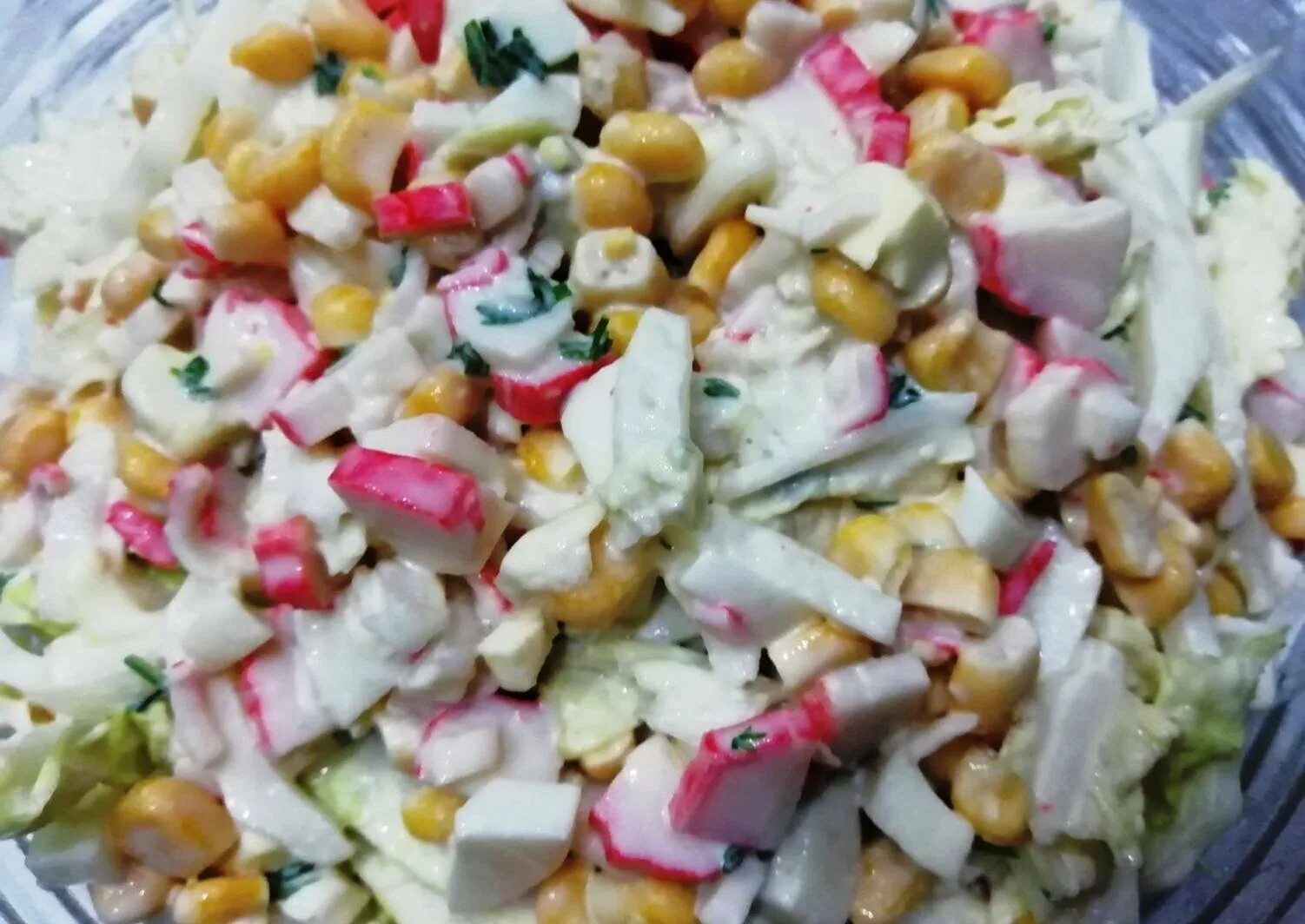 Салат из пекинской капусты с крабовыми палочками и огурцом. Салат с пекинской капустой и кукурузой. Пекинская капуста крабовые палочки кукуруза. Салат с пекинской капустой и крабовыми палочками и кукурузой. Крабовый салаттрецепт.
