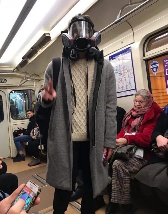 Поезд длинный смешной чудак. Чудаки из метро. Карикатуры про железную дорогу. Поезд длинный смешной чудак. Фотосессия в метро.