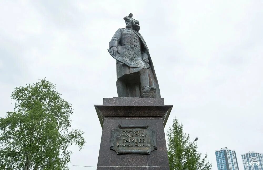 В н татищев создатель какого памятника культуры. Татищев памятник в Перми. Памятник Василию Никитичу Татищеву в Перми. Татищев основатель Перми памятник.