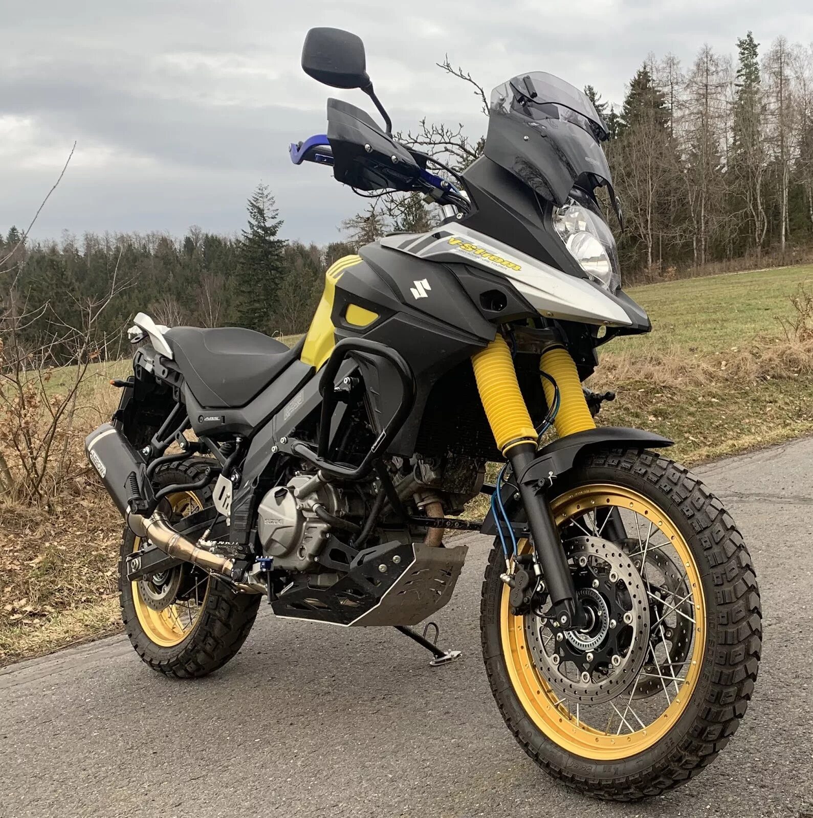 Дл 650. Suzuki v-strom 650. suzuki dl650 v-strom. v strom 650 xt. сузуки v strom 650.
