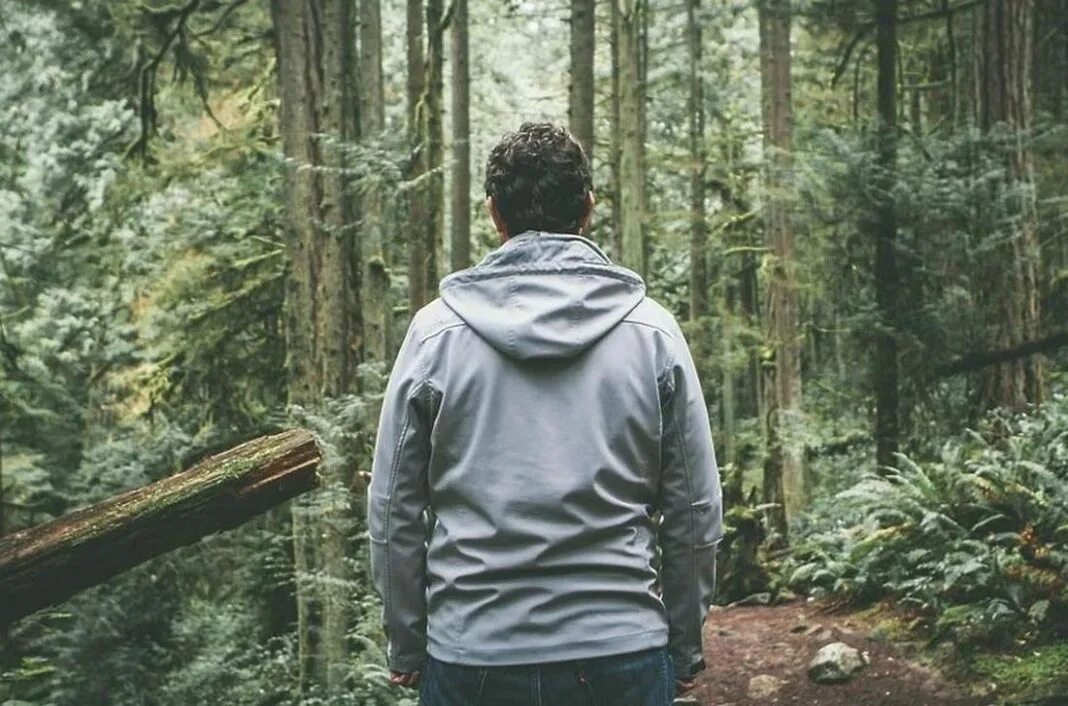 Лесник в лесу. Выживание в лесу. Охотник отшельник. Данила ткаченко фотограф отшельники. Мужчина заблудился в лесу.