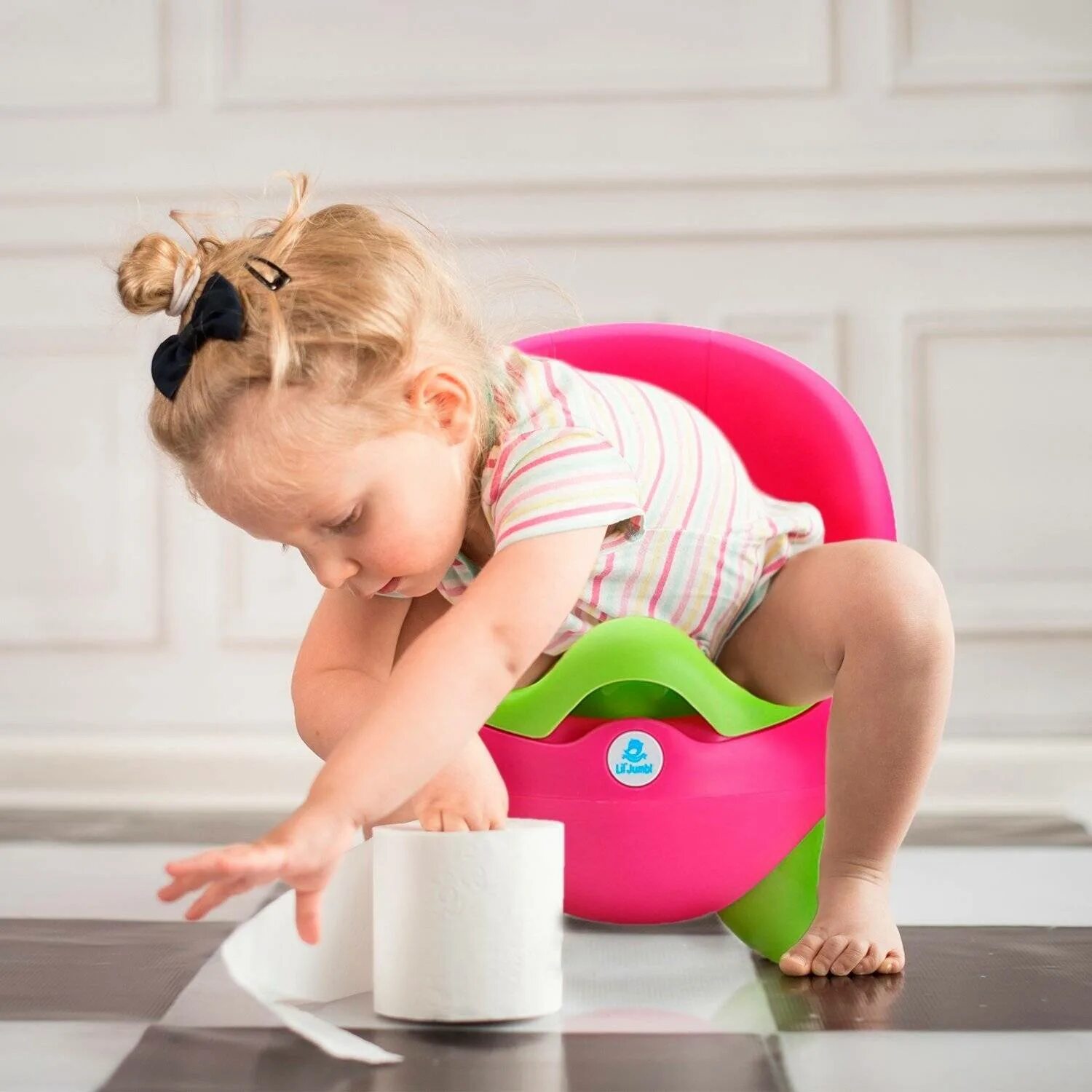 девочка и горшочек. Beaba potty горшок. девочка и горшочек. девочка и горшочек. девочка на горшке.