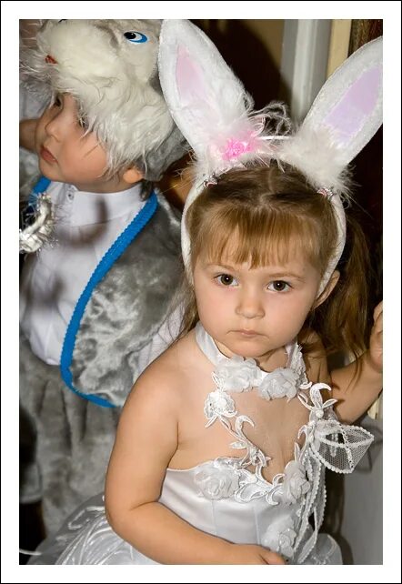 Танец мальчиков зайчиков. Зайчик на утреннике в детском саду. Мальчики зайчики на утреннике. Выход зайца на утреннике. Выход зайца на утреннике.