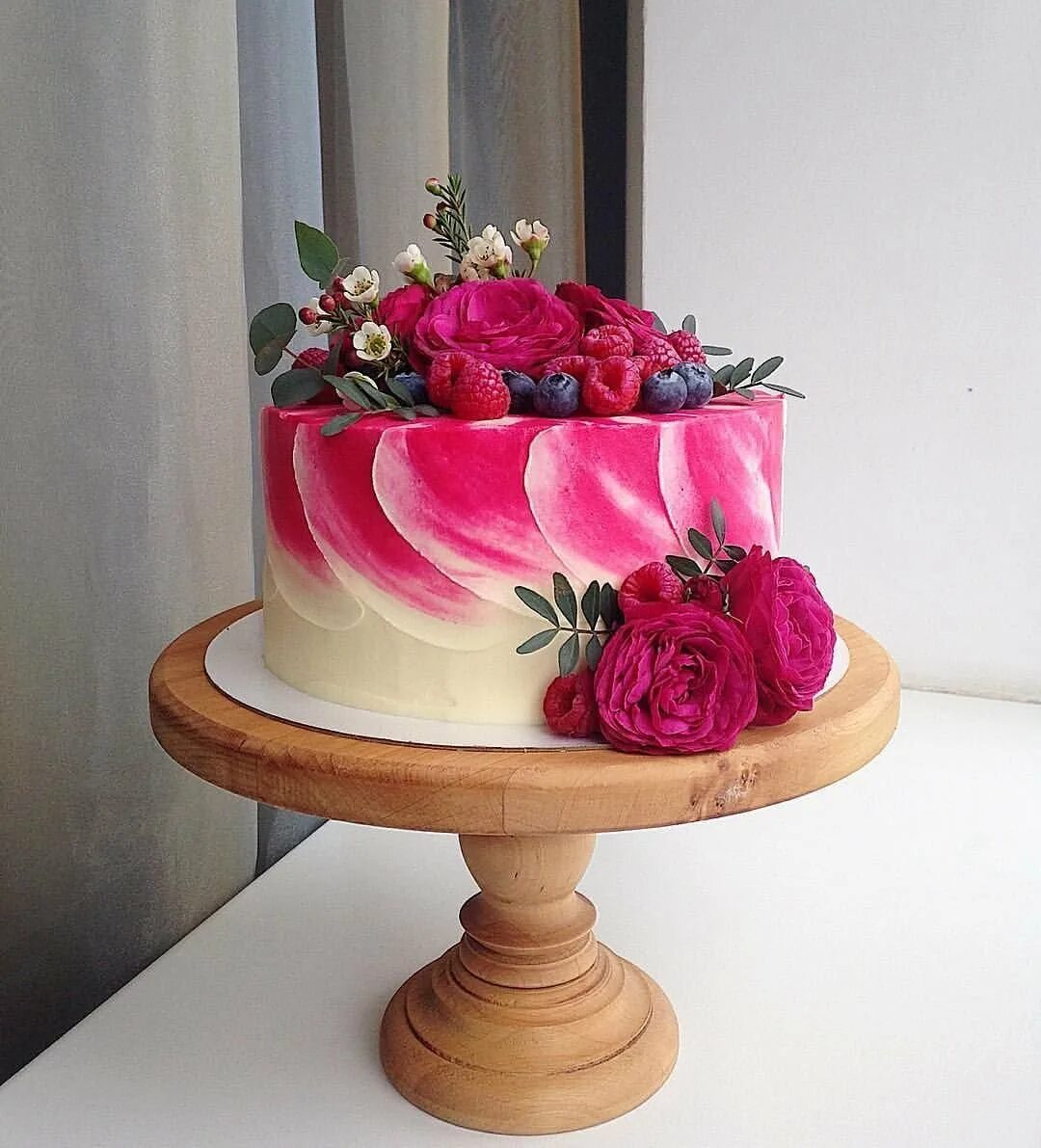 Украсить торт живыми. Торт с цветами. Украшение торта живыми цветами. Торт с живыми цветами. Торт украшенный цветами живыми.