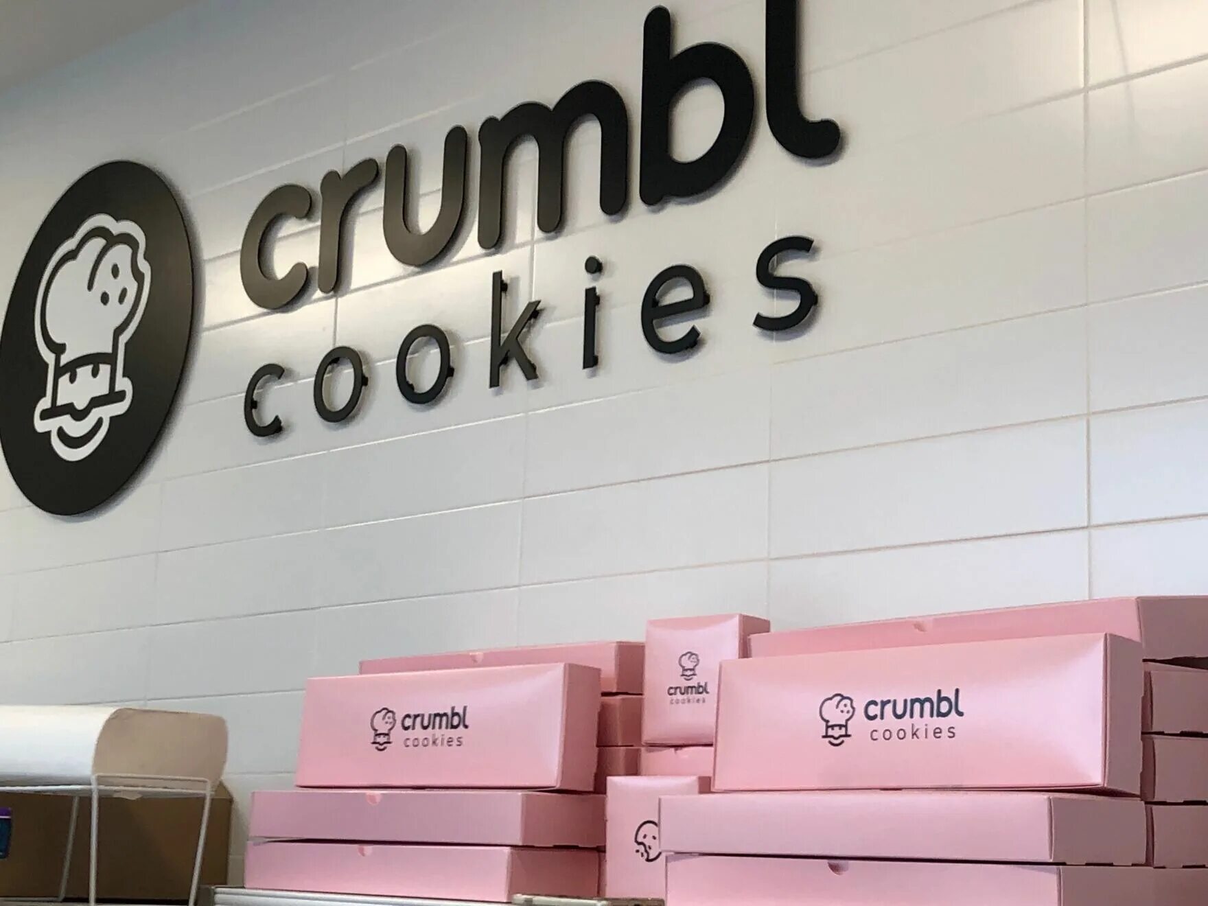 Some more store. Crumbl cookie. Crumble cookies логотип. Компания crumbl США печенье. Crumbl cookies франшиза.