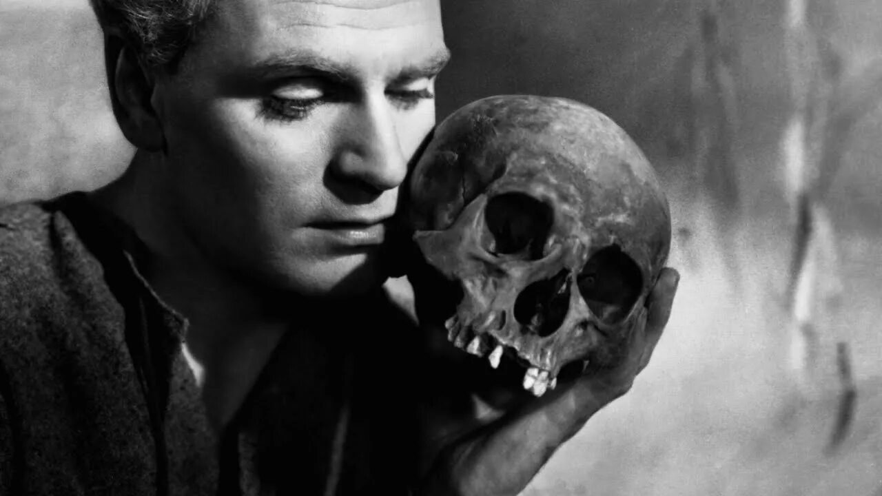 Гамлет череп 5 букв. Лоуренс оливье гамлет. гамлет лоуренс оливье 1948. йорик гамлет. гамлет бедный йорик.