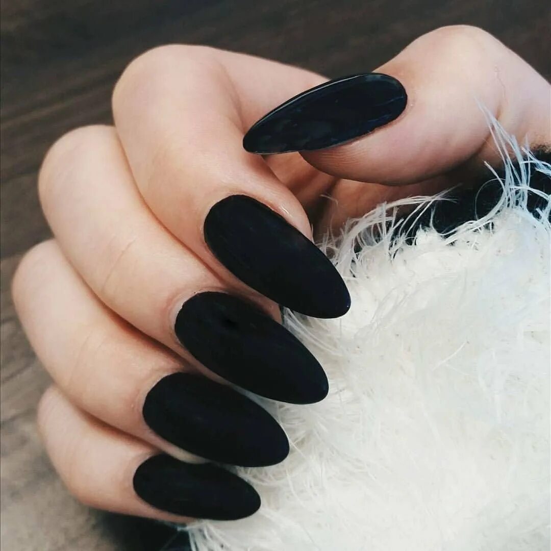 Черные ногти. Миндалевидная форма ногтей черный. Чёрный маникюр на длинные ногти. Нарощенные ногти черные. Как сделать черные ногти