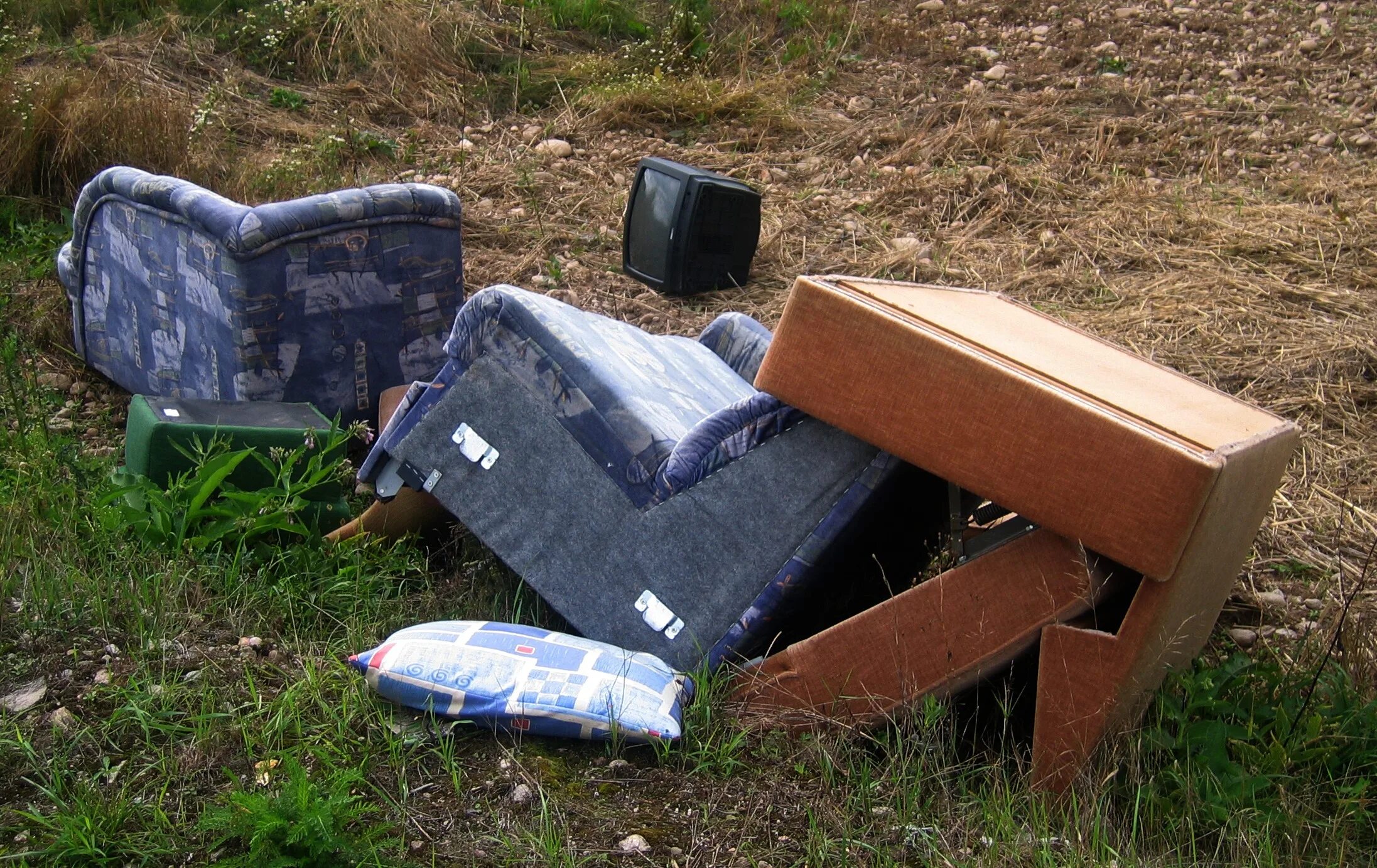 Диван на мусорке. Диван на помойке. Кресло на помойке. Крупногабаритные отходы.