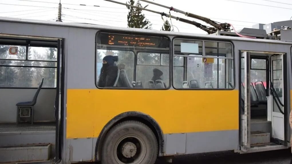 Троллейбус. Троллейбус Омск. Конечная остановка троллейбуса. Троллейбусная сеть. Троллейбус солнечная