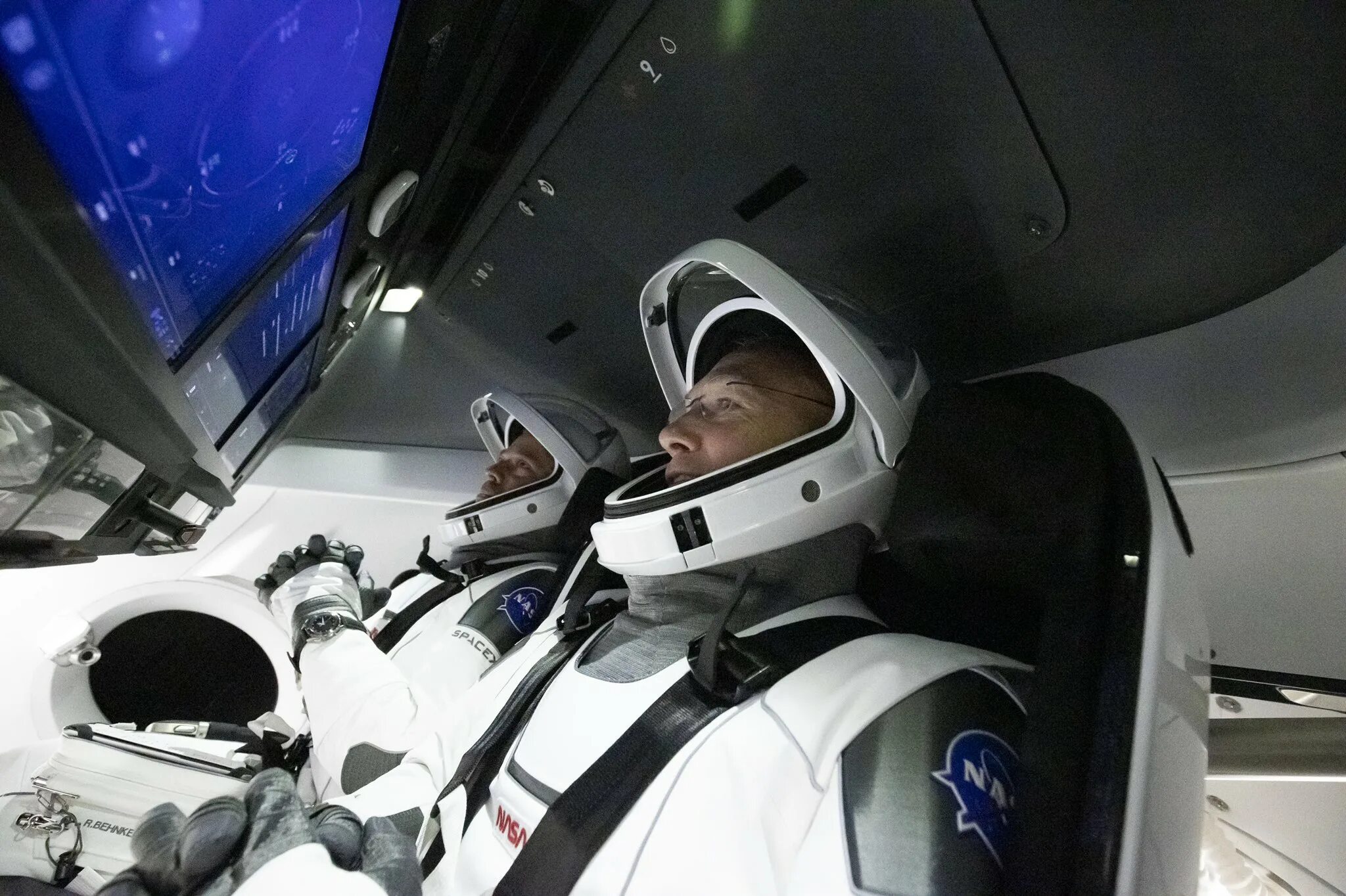 Человек создавший космический корабль. Экипаж SPACEX Dragon Crew. Корабль SPACEX Crew Dragon. Кабина Спейс Икс.