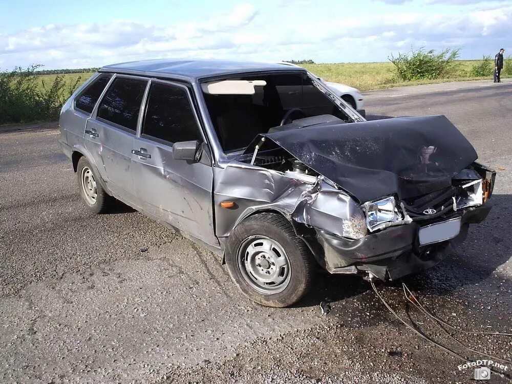 Ваз 2109 битая. Ваз 2109 битый. Битая ваз 2109 зимой. Разбитая ваз 2109. Серебристая 2109 битая.