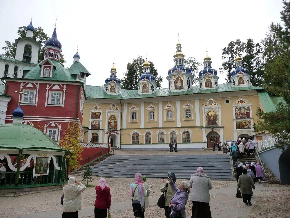 Бараши паломническая. Псково-Печерский монастырь паломники. Дом паломника Псково-Печерского монастыря, Печоры. Экскурсии Псково Печерского монастыря. Псково-Печерский монастырь группа паломников.