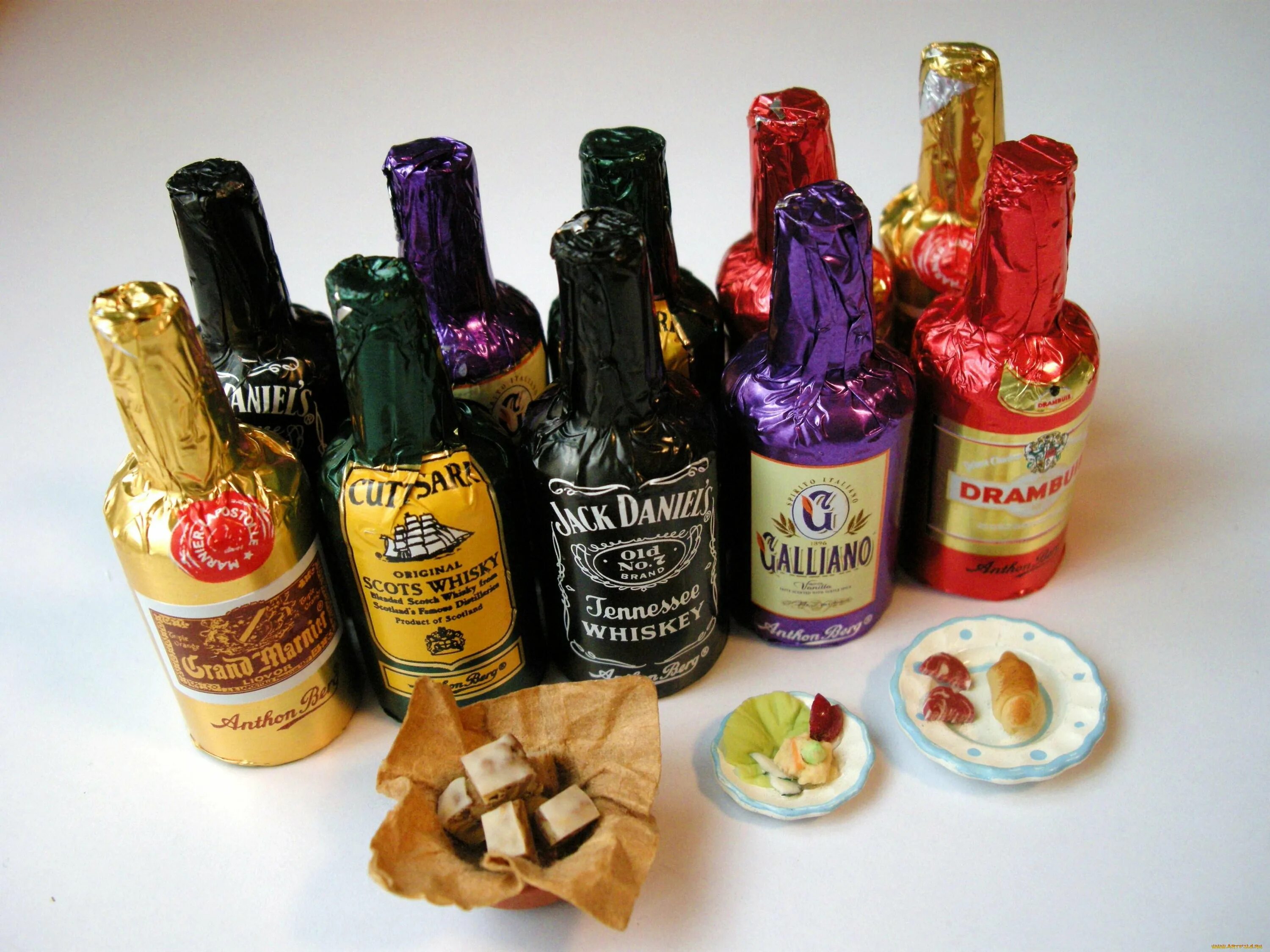 Конфеты с алкоголем виды. Алкогольные конфеты. Конфеты в виде бутылочек. Конфеты в виде бутылочек с алкоголем. Конфеты бутылочки с алкоголем.