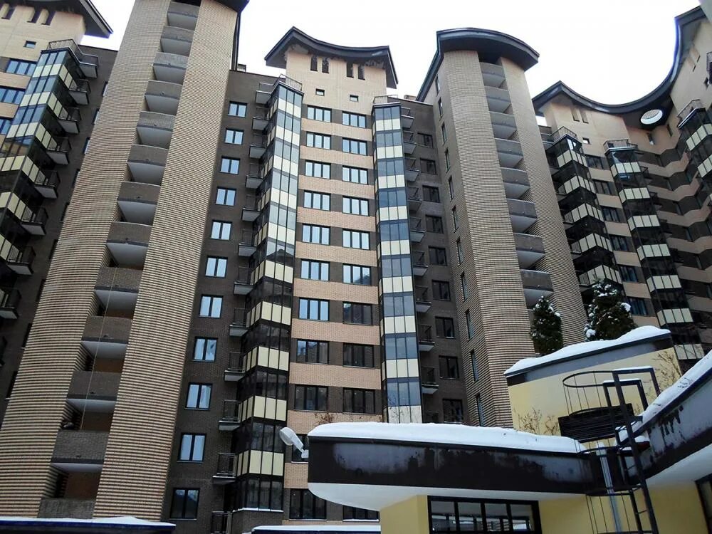 Дом с панорамными окнами. Пвх рамы akfa. 6. Окно с красивым видом. Лесной городок, фасадная 2а.