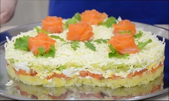Салат нежный с красной рыбой слоеный. Салат с икрой мойвы. Вкусный салат с красной рыбой. Салат с красной рыбой слабосоленой слоями. Салат нежность с красной рыбой.