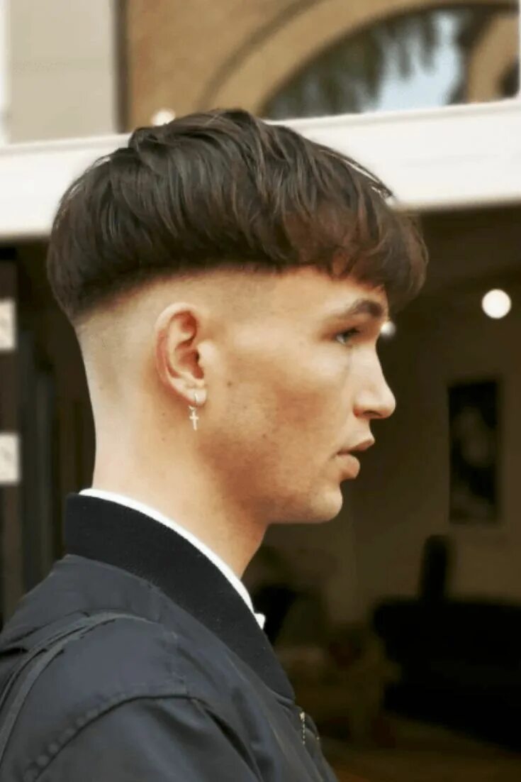 Прическа горшок. Bowl cut стрижка мужская. Стрижка горшок андеркат. Стриженные под горшок. Стрижка под горшок.
