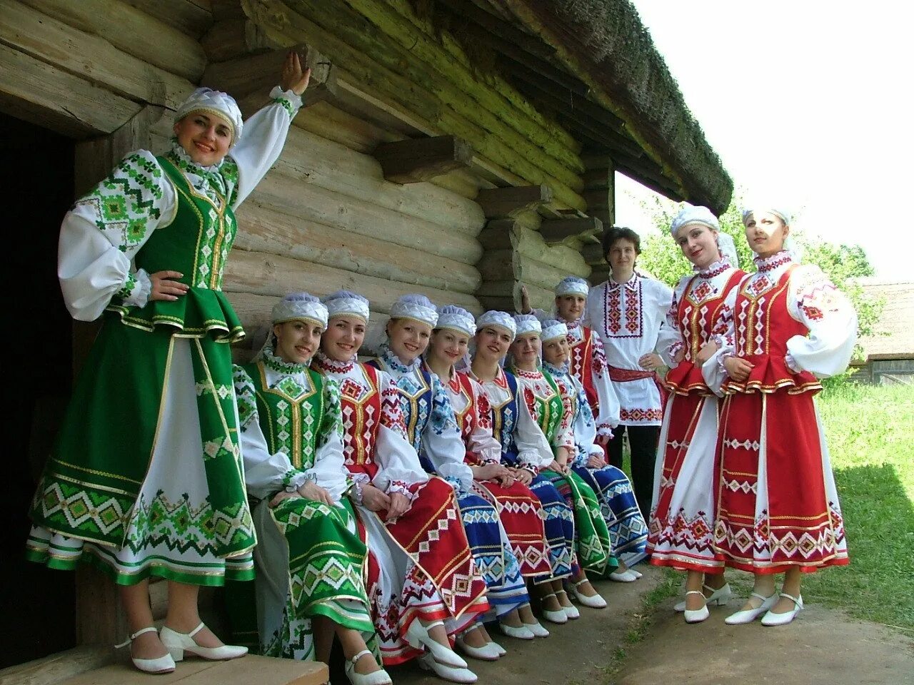 Белорусский национальный костюм. Белоруссия народ нац костюм. Белорусский костюм национальный Барановичский Строй. Белорусскицнациональный костюм.