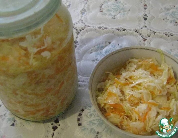 Капуста в горячей заливке. Салат из капусты улет. капуста в улет с чесноком. капуста в улет рецепт. рецепты засолки капусты в улет.