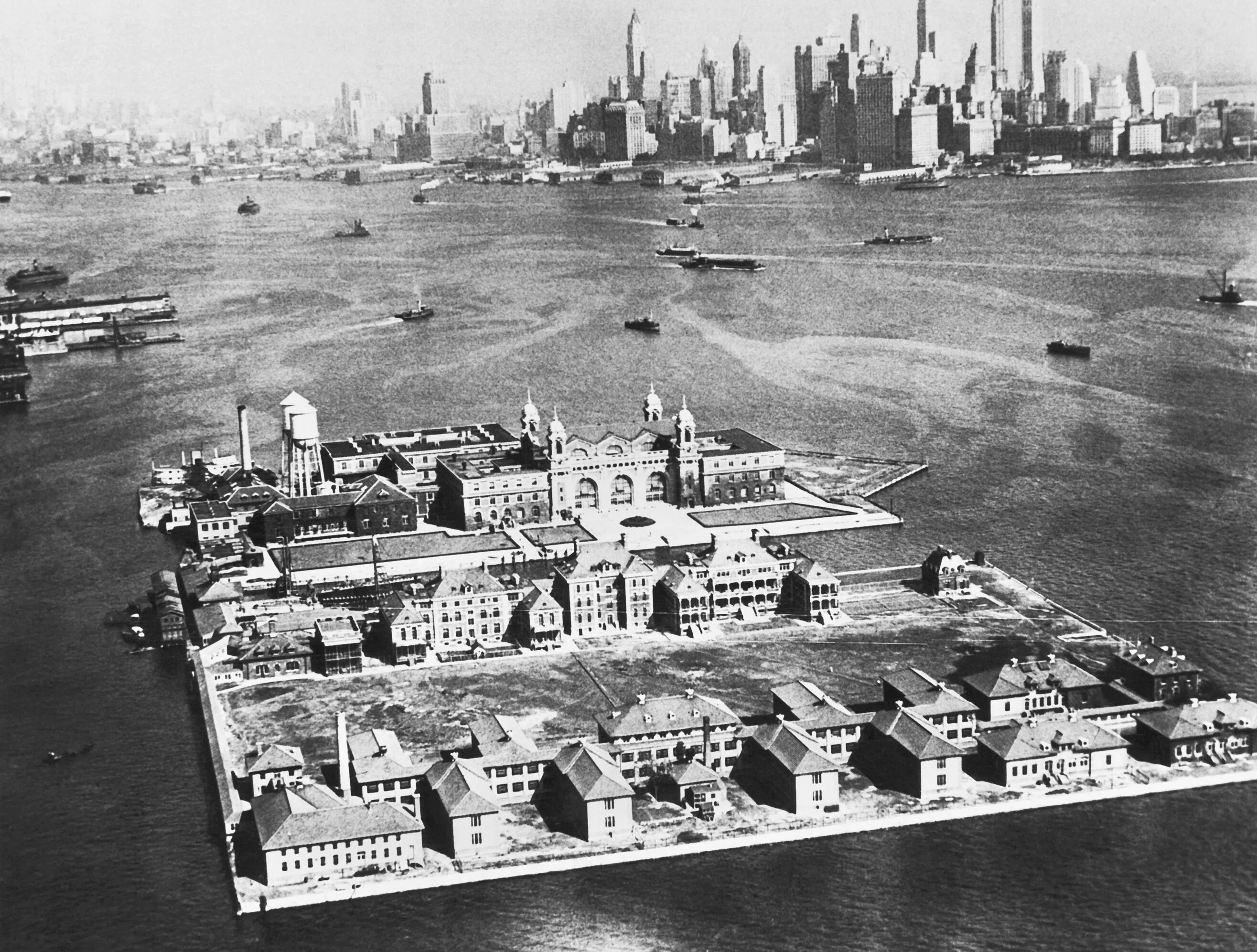Остров Эллис-Айленд. Остров Эллис США. Остров Эллис в Нью-Йорке в 19 веке. Порт Нью Йорка 1930.