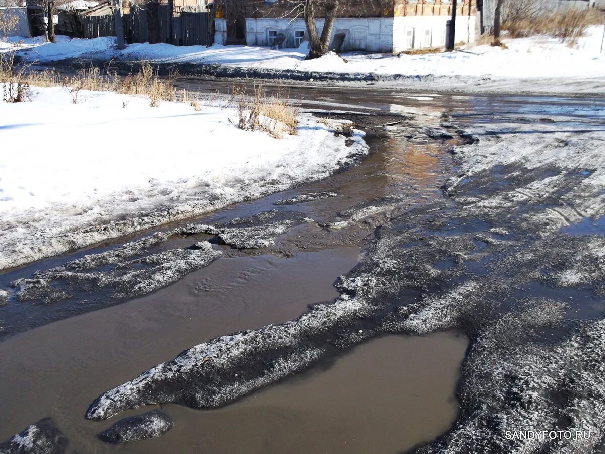 Лужи весной. Весенние ручьи в городе. Весенние лужи. Весенние ручейки в городе.