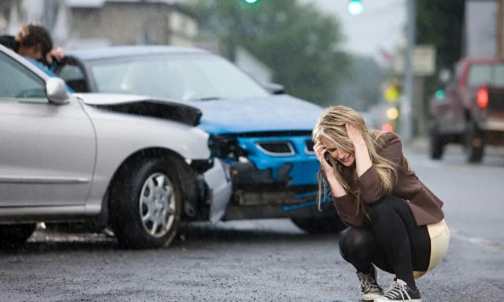 Попала в аварию и была вытрахана незнакомцем прямо на дороге