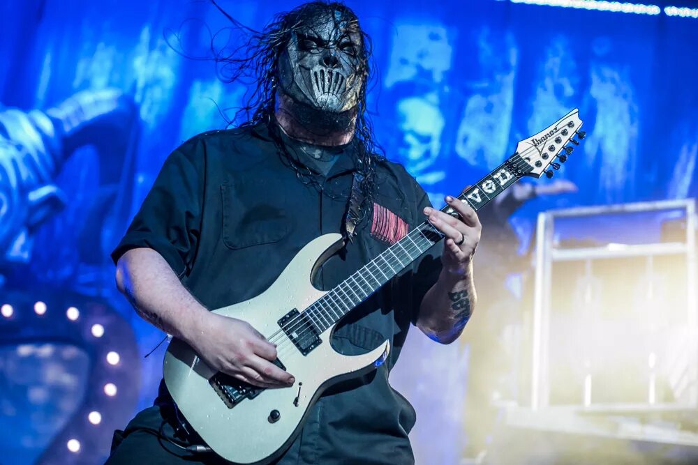 Slipknot солист в полный рост. Паук солист группы. Тейлор слипкнот