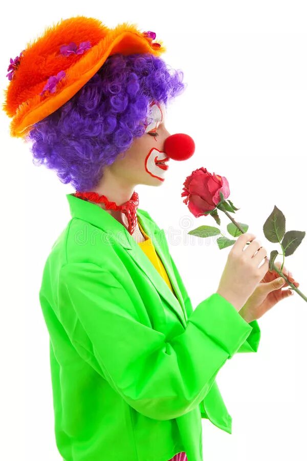 Клоун с цветами. Клоун с цветочком. Клоун с цветком брызгается. Яркий портрет с клоуном.
