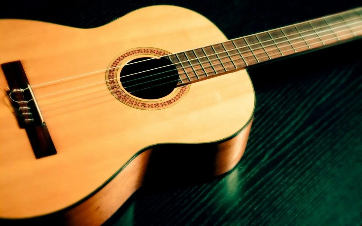 Классическая гитара. Красивая акустическая гитара. Нитара. Красивая классическая гитара.