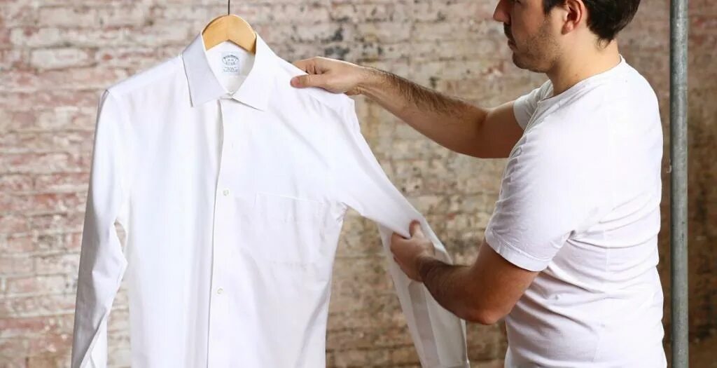 Постиранная белая одежда. Как стирать белую рубашку. Мужчина в рубашке. Белые одежды. Белая рубашка до и после стирки.