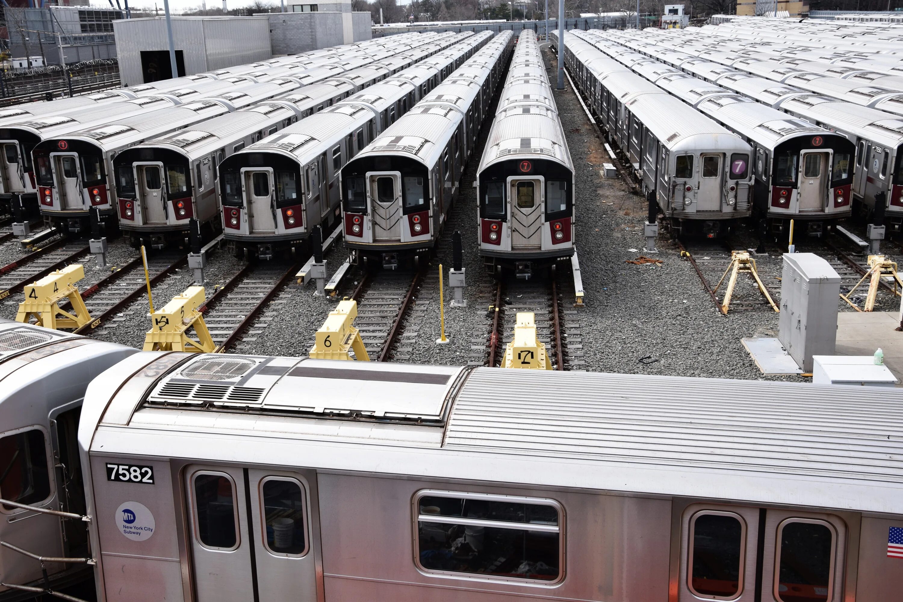 Train a lot. Серый поезд. Lots and lots of trains. Emd sd45. Железная дорога.