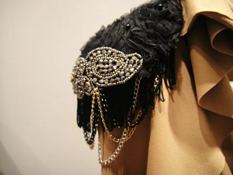 Эполеты макраме. Эполеты макраме. Эполеты на платье. Броши эполеты с аксельбантами. Брошь чужой.