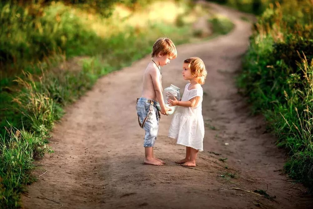 девушка бегает босиком. помню бегал я босым. помню бегал я босым. помню бегал я босым. помню бегал я босым.