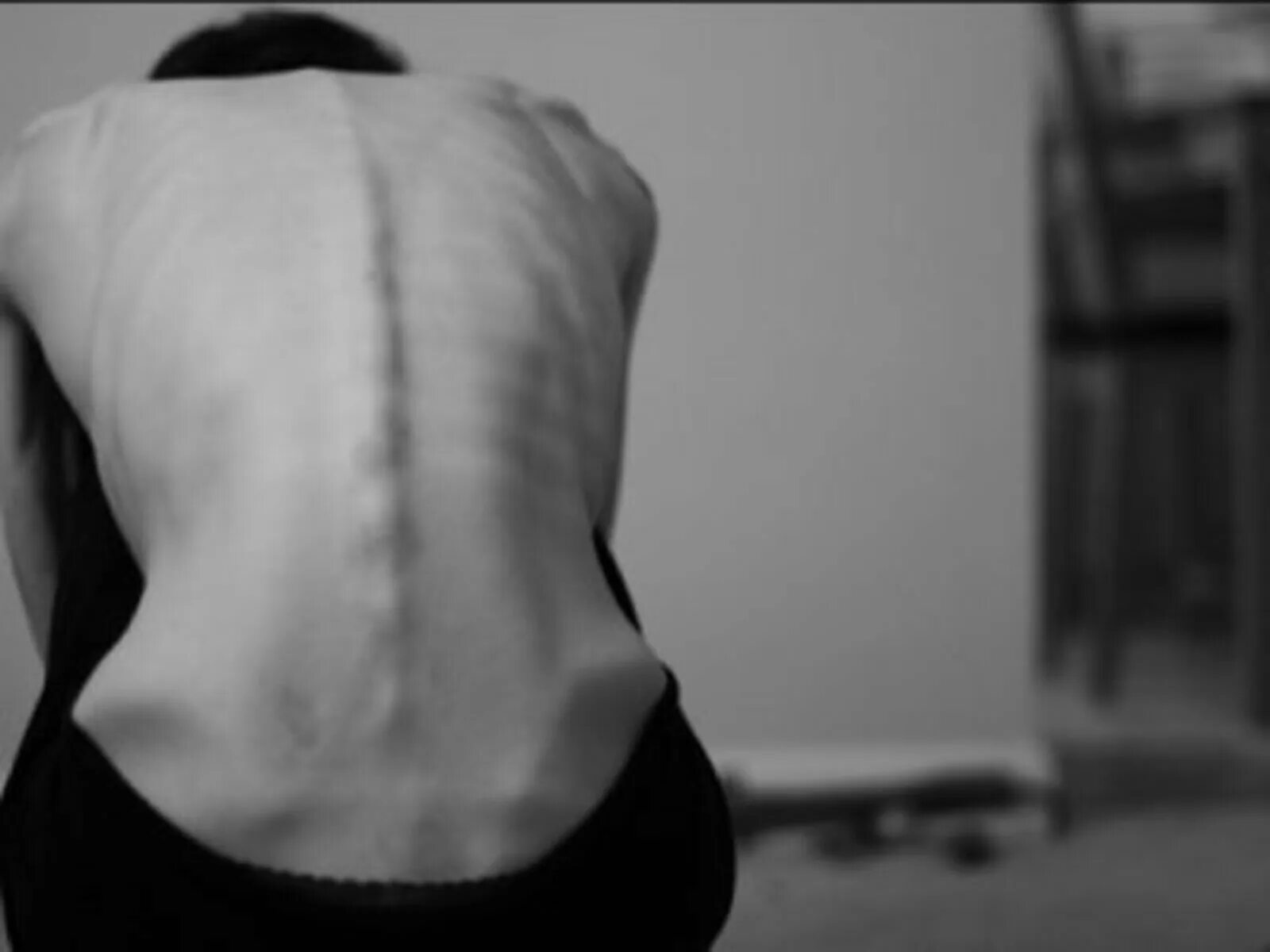 Стройная спина. Худая спина девушки. Худая спина девушки. Женская спина. Худая спина девушки.