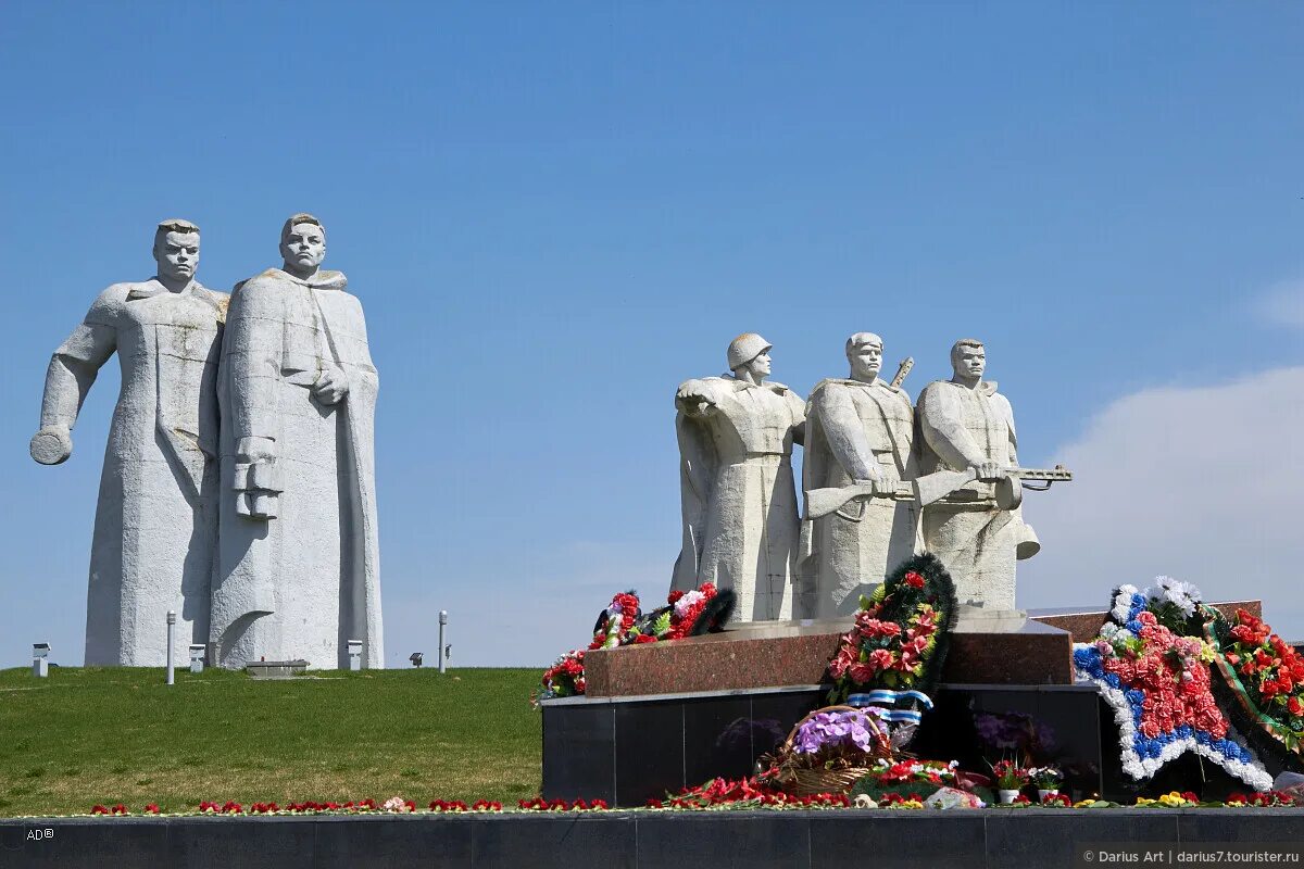 Волоколамск мемориал 28 героям-панфиловцам. Волоколамск Дубосеково герои Панфиловцы. Памятник панфиловцам в Дубосеково. Мемориал «героям-панфиловцам» в Дубосеково. Стоит памятник 28 панфиловцев