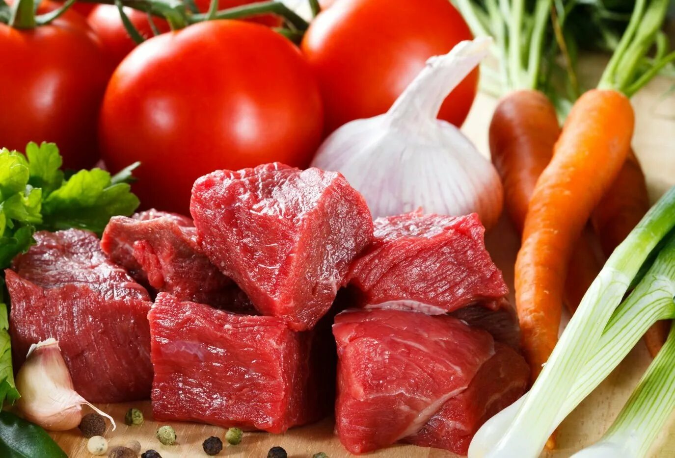 Мясо с овощами. Мясо овощи фрукты. Свежее мясо. Зелень к мясу. Мясе масле и овощах и