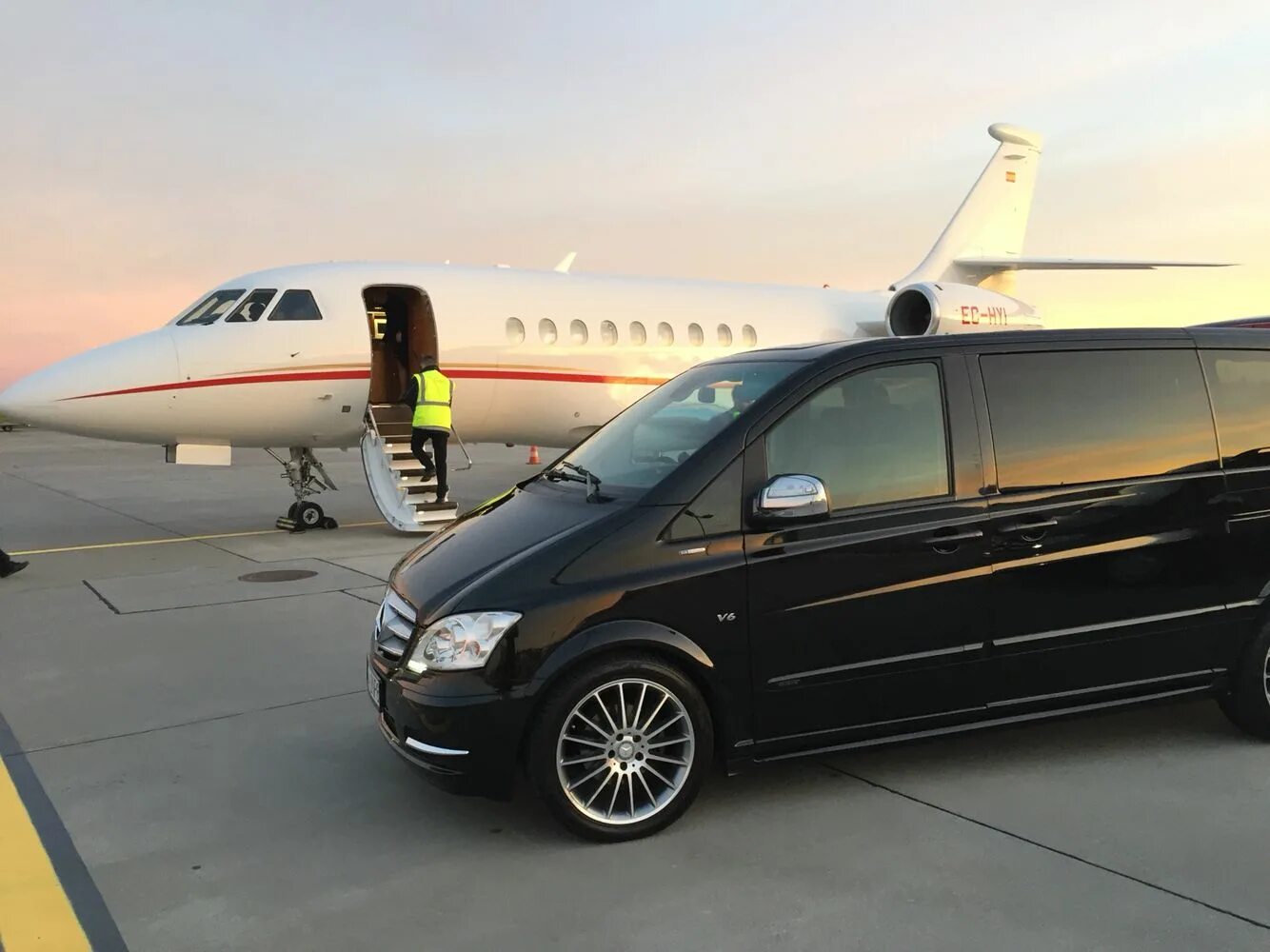 Заказать трансфер в аэропорт. VIP transfer аэропорт. Трансфер из аэропорта. Мерседес трансфер. Трансфер картинки.