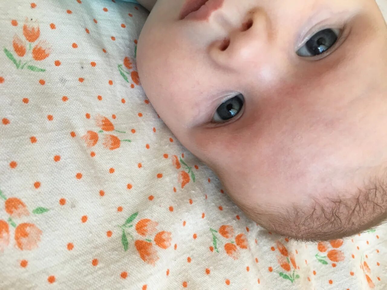 Ребенок косит глазки. Косятся глаза у новорожденного. У месячного ребенка косят глазки. Косит глаз у грудничка 8 месяцев. Косит глаз у ребенка 4 месяца.
