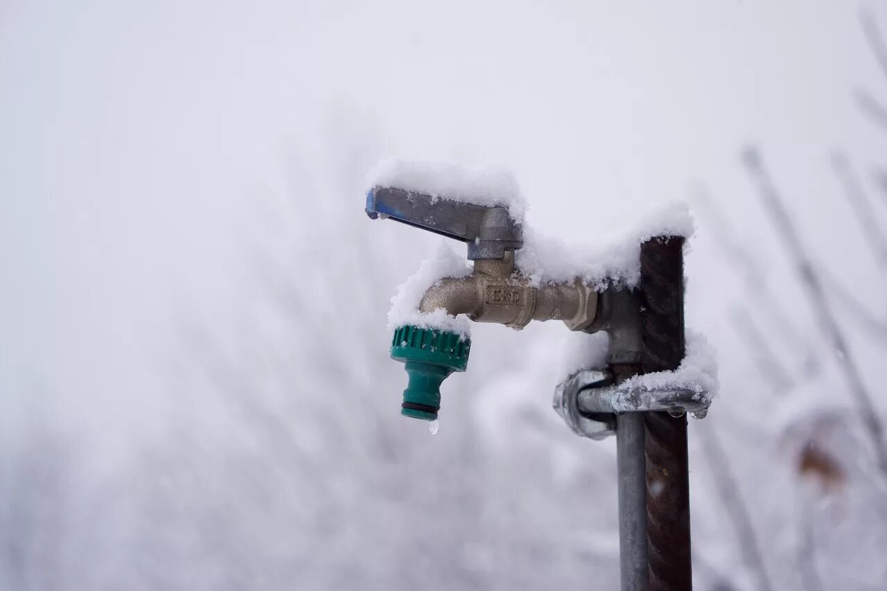 Замерзли трубы водопровода. Кран для зимнего водопровода. Водопровод на даче. Водопровод для полива на даче. Кран для полива в частном доме.