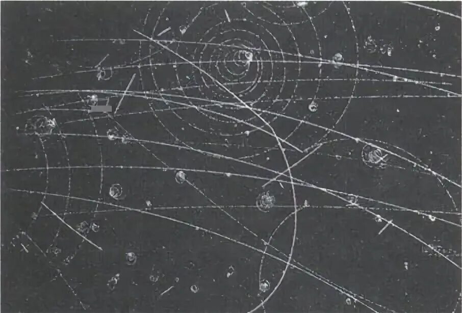 Треки частиц в магнитном поле. Треки заряженных частиц. Треки частиц движущихся в магнитном поле. Треки элементарных частиц.