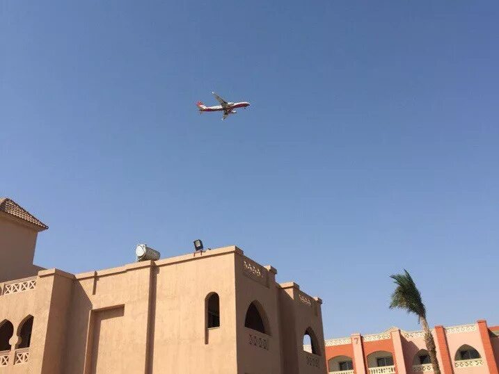 Какой самолет летит через египет. Египетский самолет. Хургада с самолета. Египет самолет. Самолет над Хургадой.